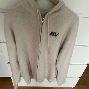 Stickad Bvaldi hoodie - Oanvänd. Nypris 1300. Mohair. Riktigt skönt material. Rekommenderar starkt. Säljer för den är för stor. Priset kan diskuteras vid snabba köp🍾🍾