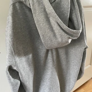 Hoodie  - Säljer min zip hoodie från weekday Och är knappt använd och har bra kvalitet 