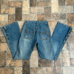 Coola jeans! - Så snygga jeans med knytning på sidan! Lågmidjade och bootcut👏(storlek står inte men skulle säga 36)