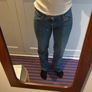 Fina blå lågmidjade jeans från weekday i modellen arrow. typ aldrig använda. Strl 28/32💗