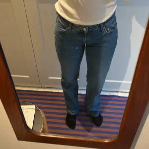 Fina blå lågmidjade jeans från weekday i modellen arrow. typ aldrig använda. Strl 28/32💗