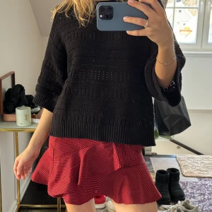 Rutig kjol  - Supersöt kjol från pull and bear i storlek s. Små svarta och röda rutor med söta detaljer🖤