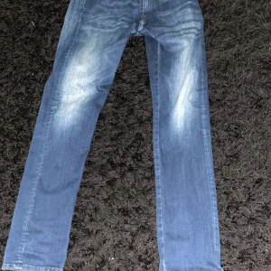 Replay Jeans - Tjena jag säljer mina replay jeans som är straight fit med storlek 31 och modellen heter groover. Dem har inga skador eller liknande och har använts i nån månad ungefär! Om du har några frågor så är det bara att höra av sig😁