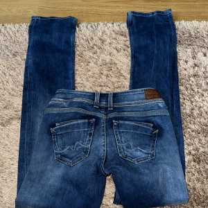 Pepe jeans - Säljer dessa as snygga low waist pepe jeans i storlek 25/30, passar perfekt på mig som är 165. Skriv för ytterligare bilder ❤️