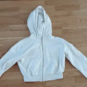 Mysig grå kroppad hoodie endast använd 2 gånger. Köptes på HM