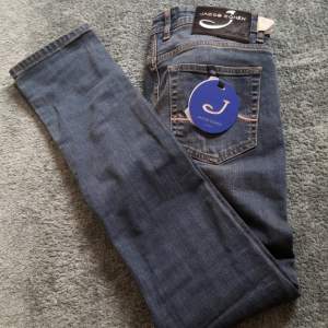 Tja! Säljer ett par helt helt nya Jacob Cohen jeans!👖 som är skitsnygga!!! Strl:W31:L32| slim fit | ordinarie pris ca 6500, vårt pris 1999‼️‼️  