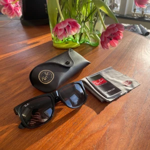 Rayban - Rayban Justin skick 9,5/10 använda i ca 1månad max kan även ta byten 