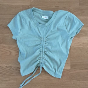 Mintgrön topp - Söt mintgrön topp med snören. Endast använd ett fåtal gånger (kanske 3?). Köptes i Australien 