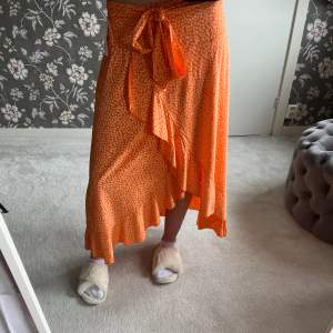 Super fin lång volangkjol💞Perfekt kjol till sommaren! Kjolen är oanvänd och prislappen sitter fortfarande kvar😍