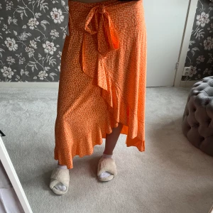 Långkjol  - Super fin lång volangkjol💞Perfekt kjol till sommaren! Kjolen är oanvänd och prislappen sitter fortfarande kvar😍