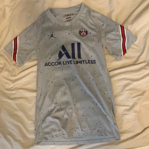 PSG JORDAN T-SHIRT - Säljer denna PSG fotbolls tröja, har ej haft på mig den  mycket. Tröjan är köpt på Nike affären i Paris.  Möts upp eller fraktas.