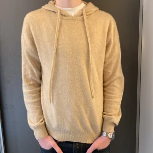 Kashmir Hoodie - Säljer nu denna asfeta Kashmir Hoodie i ett gott skick! Storleken är M och sitter bra som det. Säljer den nu för endast 849kr! Hör av dig vid minsta lilla fundering 😊😊