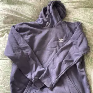 Adidas hoodie i nyskick. Lila färg. Oversized passform ish