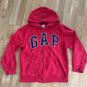 Säljer denna hoodie från gap då den inte kommer till användning. Storlek xxl i kids men passar Xs/S. Använd endast ett fåtal gånger. Skick 9/10. Skriv för mer bilder eller frågor. Priset är inte skrivet i sten! 