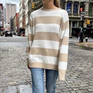 Brianna sweater i latte ivory stripes! Bra skick och oversized 💘Skriv innan ni trycker på köp nu