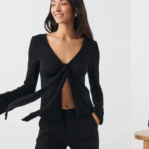 Gina tröja  - Säljer denna Gina tröjan som liknar Design by si tröjan. Helt oanvänd, bara testad på men jag råkade köpa fel storlek där av fick jag sälja den. Klippte av prislappen så fick ej göra retur. Nypris 300kr💕💕