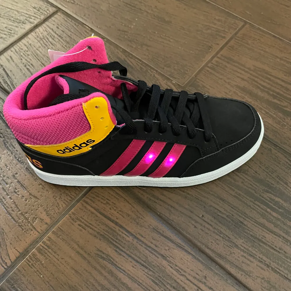 Nya fräcka Adidas skor. I originalkartong.  Retro skor.  Skorna har blinkande dioder på de rosa stripsen. Kan skicka en film på hur de blinkar. Blinkfunktionen kan kopplas bort om man vill.  Sorlrek 37 1/3. Skor.