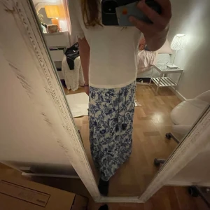 Intressekol på kjol - Fin somrig lång kjol💕från holly white väldigt bra skick 🥰