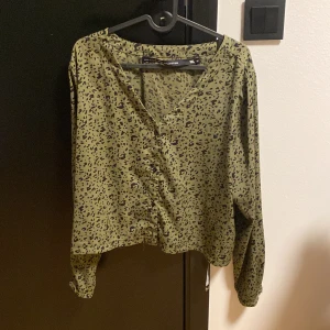 Blus - Grön blus med mönster, knappt använt.