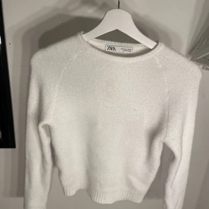Vit stickad tröja - Fin stickad tröja. Lite croped. Kontakta vid frågor eller mer bilder ☺️