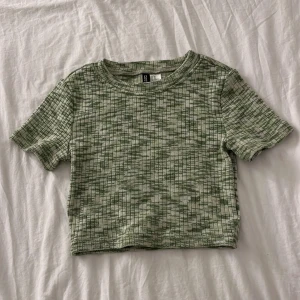 tshirt/topp - grön tshirt/topp som sitter tight, inga defekter🌸