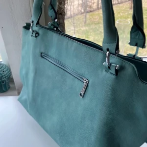 Turkos väska - Turkos väska med silver detaljer och justerbara band 