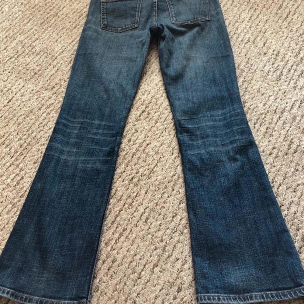 Supersnygga Lågmidjade jeans från märket Banana Republic. Midjemåttet är 37,5cm. . Jeans & Byxor.