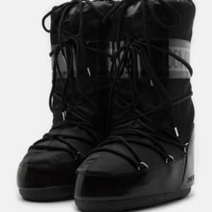 Jätte snygga och sköna moon boots. Har typ aldrig använt dem, dem ligger bara i min garderob. Köpte dem för skulle åka skidor men blev inget då.