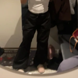 Byxor - Säljer mina svarta cargopants som är sköna och snygga. Ganska dålig bild, hör av dig om du vill se tydligare bilder