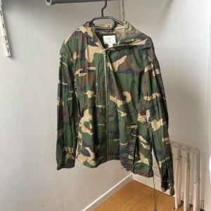 Camoflage vårjacka - Kamouflagejacka. Aldrig använt. Från forever21. Stl S. Först till kvarn 😍 köparen står för frakten. 