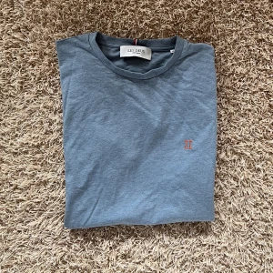 Les Deux t-shirt - Säljer min les deux t-shirt i nyskick som aldrig använts! Lite skrynklig då den bara legat i garderoben! 🤝 Nypris: 400kr, mitt pris: 59 kr! 🥃 Normal i storleken! Kom dm för frågor ellr funderingar. 
