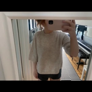 Beige trekvartärmströja  - Köpte denna på zalando i januari 2023 för 700 kr från märket soft rebels. Har endast används några få gånger och därav väljer jag att sälja den! Inga defekter och ej nopprig!