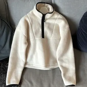 Pilefleece från Casall. Är i färgen off-white. Jättemysig och varm, hög krage och går att dra ihop den nedtill. Aldrig använd, endast provad. Storlek M. Nypris 1299kr