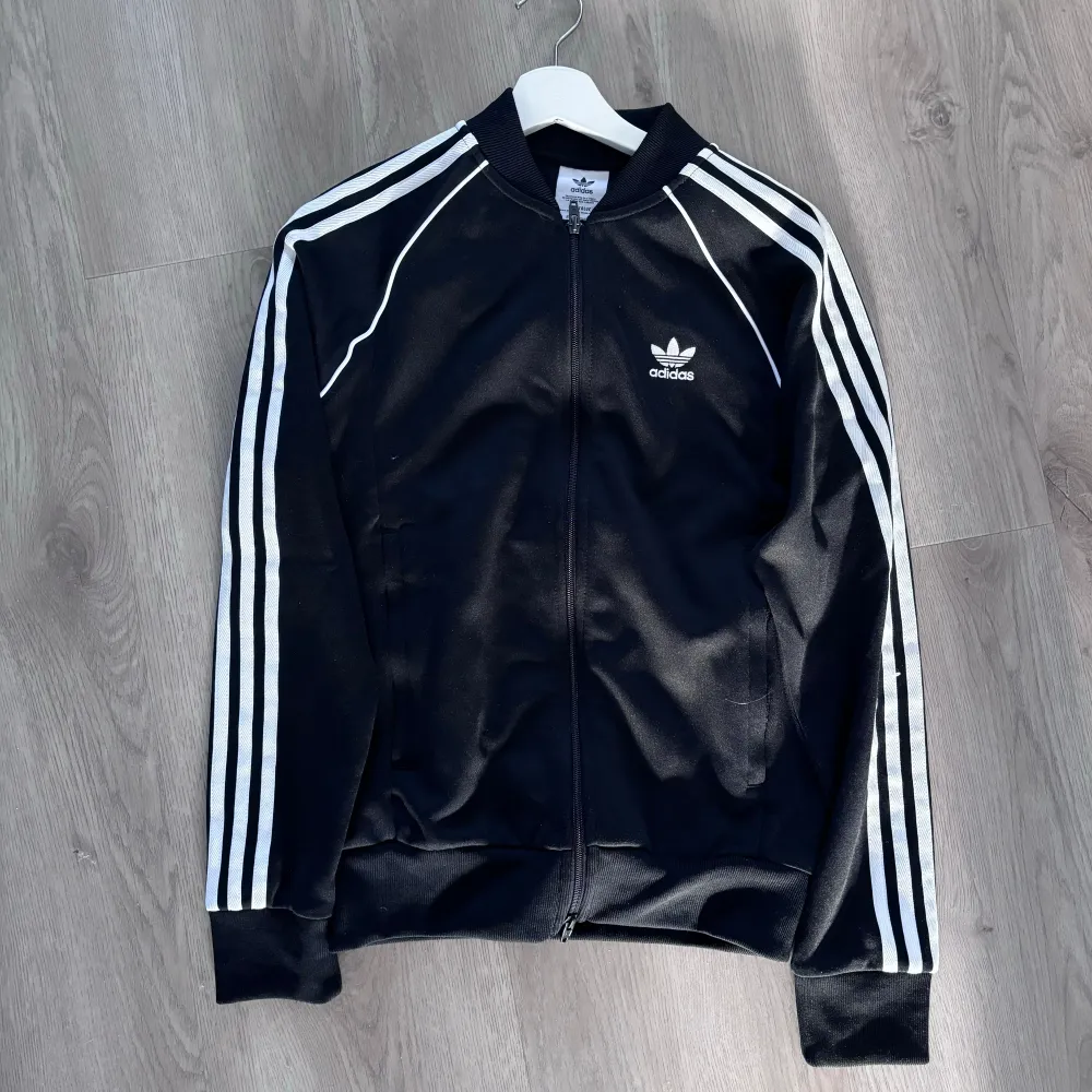 Säljer nu en addidas zip! Storleken är S. Tröjan är knapp använd och är i ett mycket bra skick. Ny pris 849kr. Mitt pris 200kr. Hör gärna av er om frågor!. Hoodies.