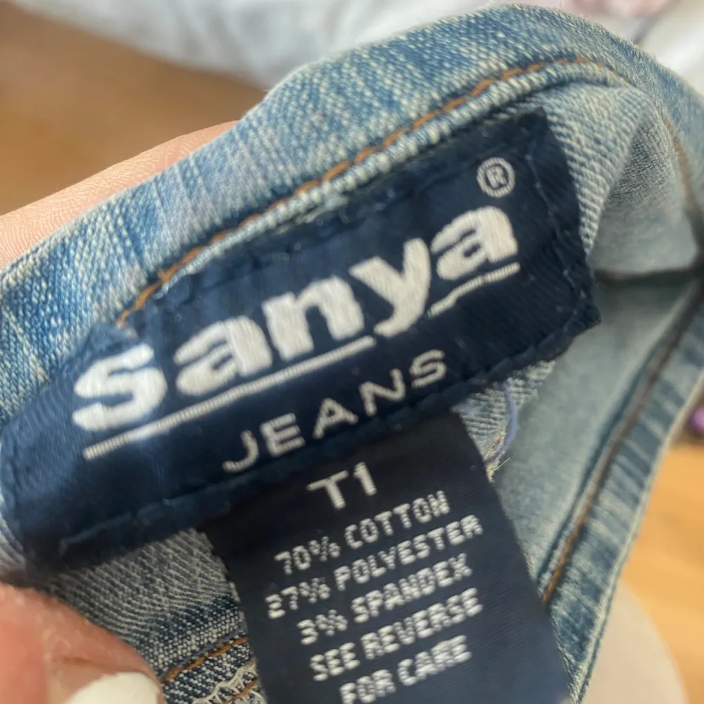 Lågmidjade bootcut jeans 🥰midjemått:35cm innerbenslängd:70cm Alldeles för korta på mig som är 170 men hade varit supersnygga på någon kortare😍 . Jeans & Byxor.