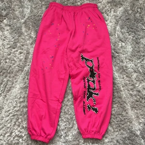 SP5DER P*NK Tracksuit Byxor Rosa Storlek M  - Säljer dessa sp5der tracksuit byxor billigt för dem är inte riktigt min stil. Storlek M, Dem är wide fit så förvänta en mer baggy/loose fit. Fraktar samma dag innan 19:00 💪💫 Mvh