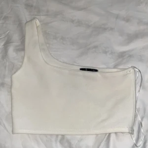 Offshouldee croptop - Helt oanvänd offwhite crop top.  XS/S.  Köparen står för frakt.