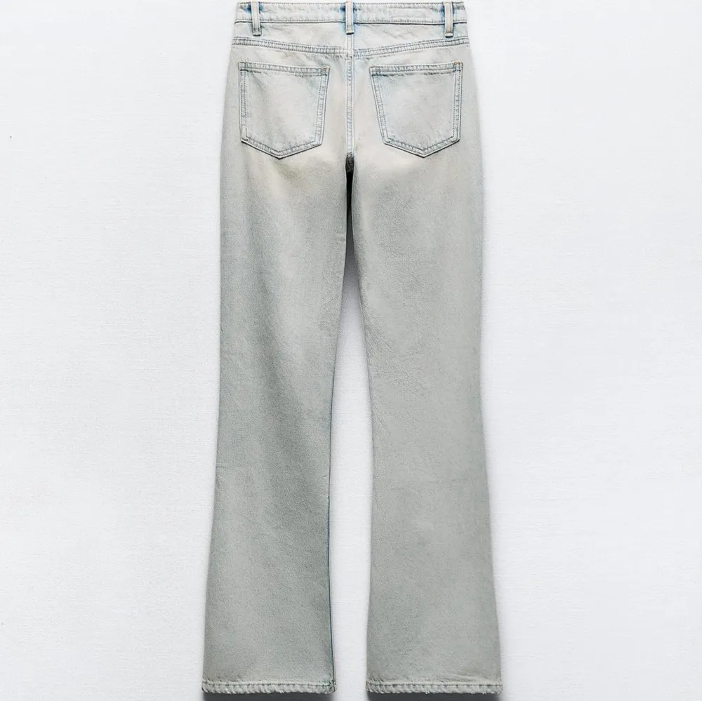 Säljer dessa helt nya jeans, då dom är lite för små på mig. Perfekt skick, endast testad. Står medelhög midja men lutar åt Lågmidjade hållet🫶🏻skriv privat för bilder med dom på. Jeans & Byxor.