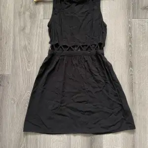 Klänning som är använd fåtal gånger  Storlek: 38  Färg: svart 
