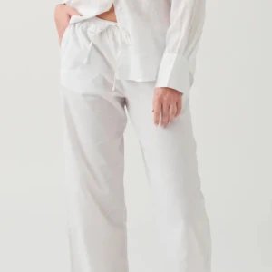 Linnebyxor  - Från Gina  💌 Säljer pga förkorta för mig (170cm) 💌 Något genomskinligt material  💌 Köpta för 400, pris går att diskutera  💌 (OBS LÅNADE BILDER)