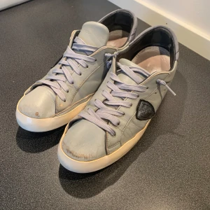 Philippe model - Philippe model i en snygg unik colourway. Lite slitage längst fram därav priset. 