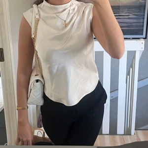 SATIN TOPP - Säljer denna supersöta satin toppen som passar till allt! Säljer pga att jag råkade köpa dubbletter ❤️ Strl 36