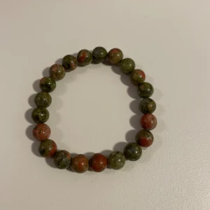 Pärlarmband  - Nu säljer jag även detta snygga grönröda pärlarmbandet som är perfekt till våren/sommarn. Hör av er vid funderingar🙏💫