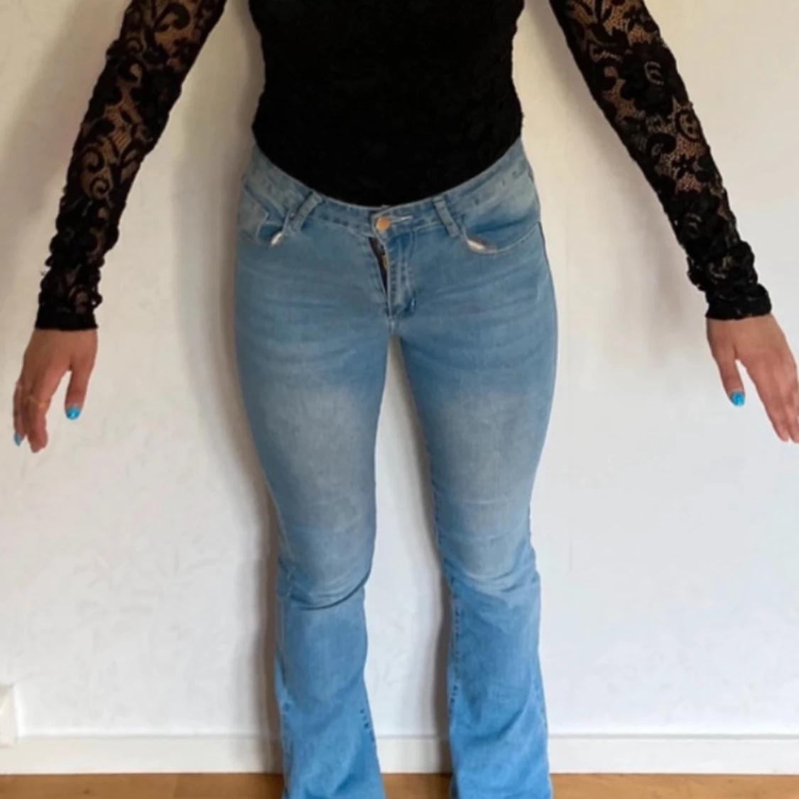 Singoalla med stringbody i spets