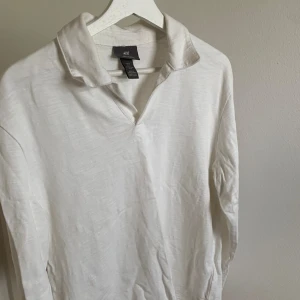 Pikéer  - Säljer tre pikéer. Dessa två inklusive en svart i samma modell och storlek som den vita. Priset är för alla tre. Hör av er vid frågor