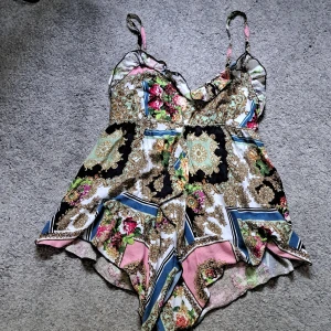 Fin sommartop - Jättefin sommar topp med ett färgglatt mönster. Fick den av min mamma men säljer då det inte är min stil. Den är i bra skick, skriv gärna för frågor💕