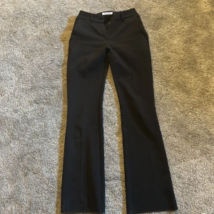 Låga kostymbyxor  - Jätte fina lågmidjade kostymbyxor från designbysi🤍 kommer att sälja dom för lite billigare då jag lagt ner dom💕