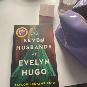 Seven Husbands bok  - Säljer min Seven Husbands of Evelyn hugo bok av Taylor Jenkids Reid då jag fick dubbla i födelsedagspresent så denna är i nyskick. 