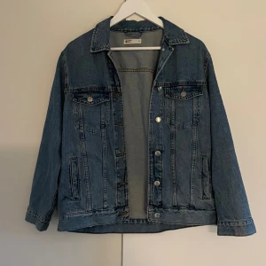 Oversized jeansjacka  - 💙Jeansjacka från Gina tricot i storlek S  Köpt för flera år sedan men sparsamt använd💙
