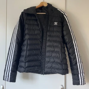 ADIDAS vinterjacka  - Nästan oanvänd 